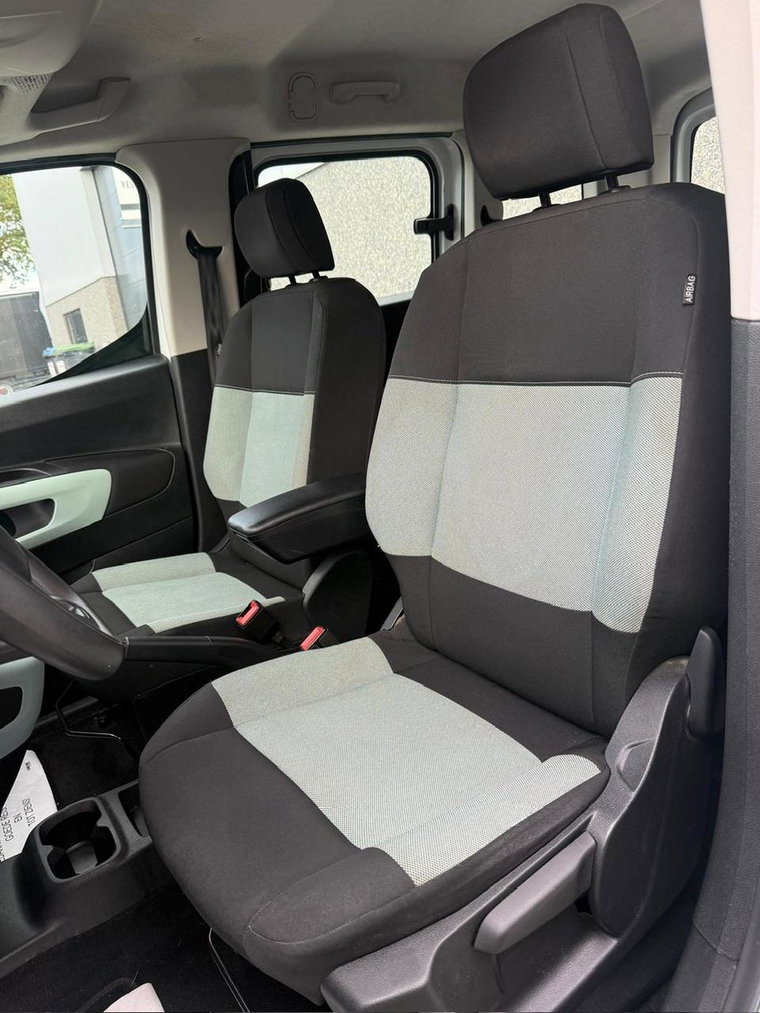 Vehicle Image 32