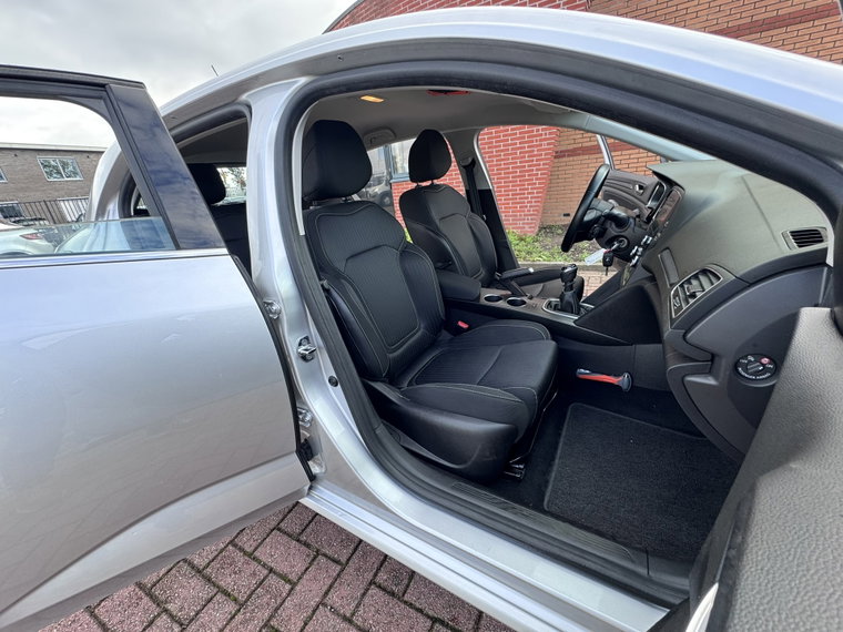 Vehicle Image 25