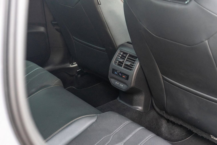 Vehicle Image 25