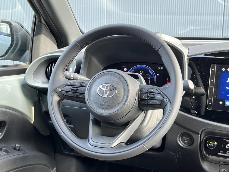 Vehicle Image 16