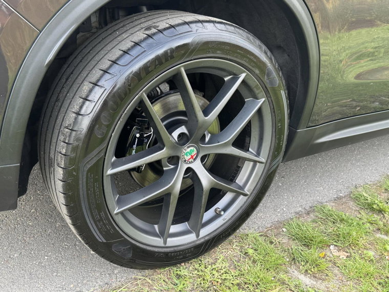 Vehicle Image 25