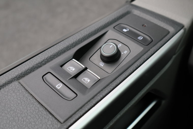 Vehicle Image 32