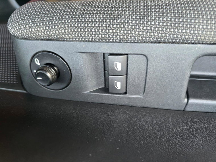 Vehicle Image 28