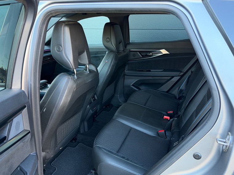 Vehicle Image 32