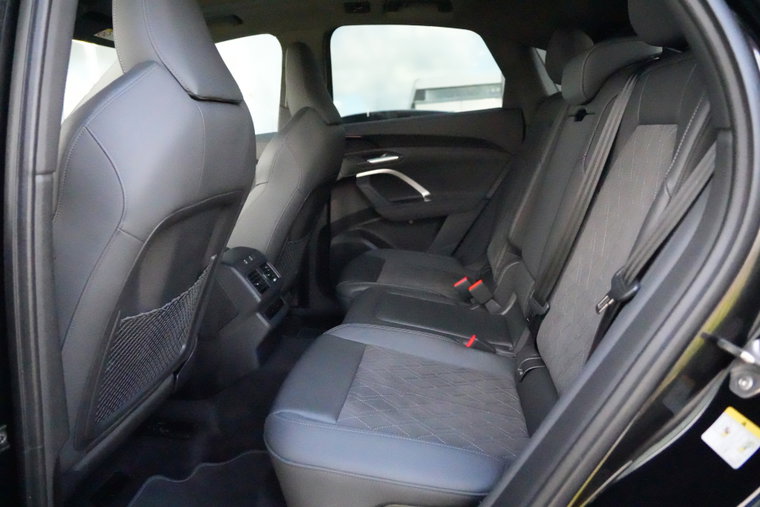 Vehicle Image 32