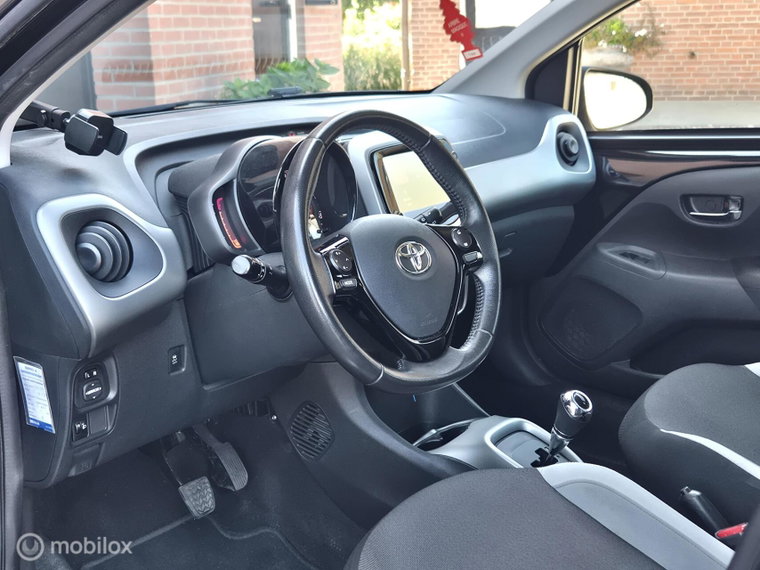 Vehicle Image 25