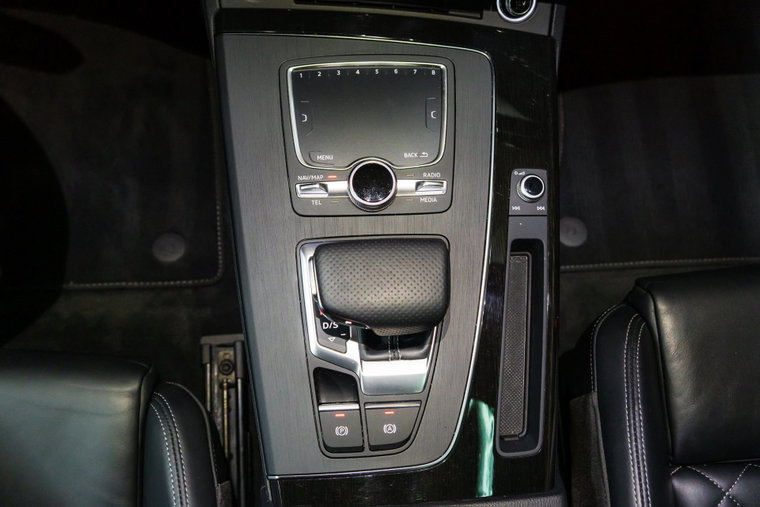 Vehicle Image 25