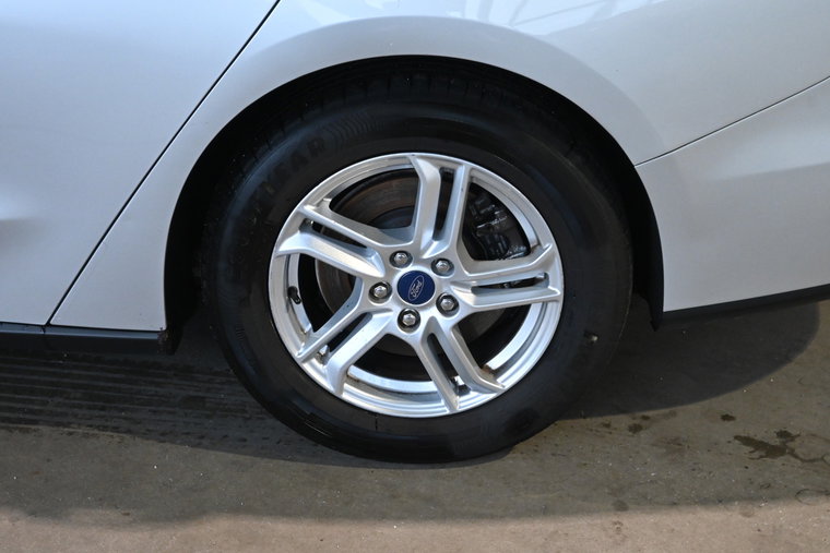 Vehicle Image 12