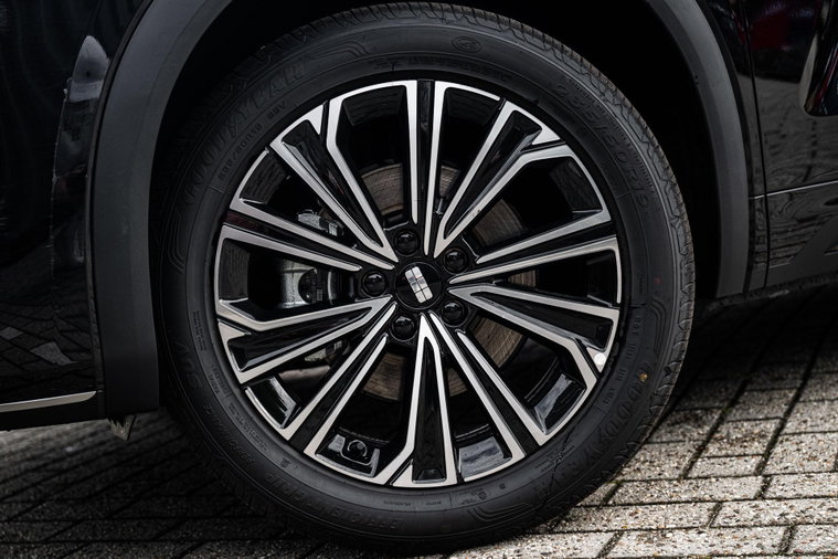 Vehicle Image 9
