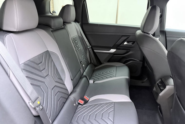 Vehicle Image 16