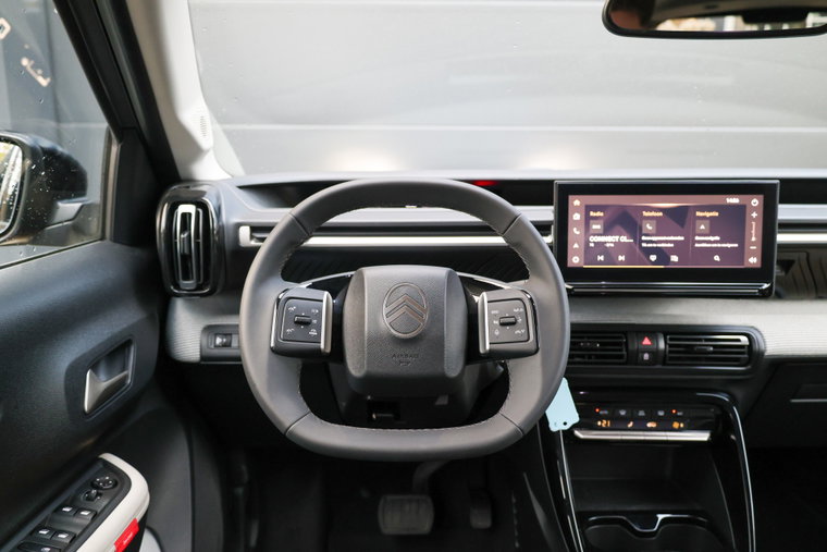 Vehicle Image 25