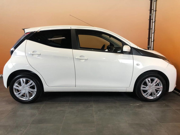 Vehicle Image 6