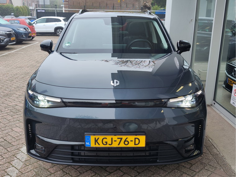 Vehicle Image 8