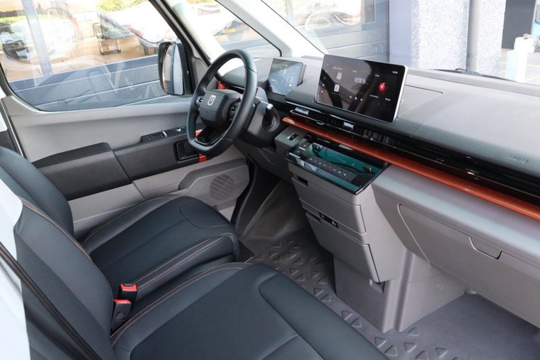 Vehicle Image 9