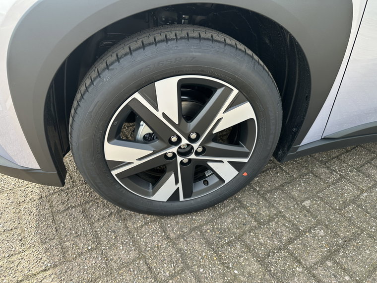 Vehicle Image 16