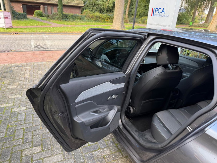 Vehicle Image 38