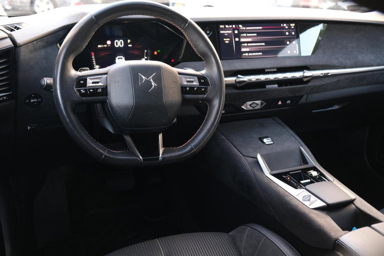 Vehicle Image 32