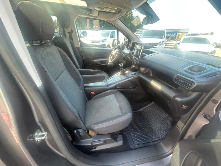 Vehicle Image 9