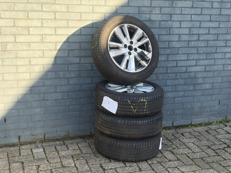 Vehicle Image 33