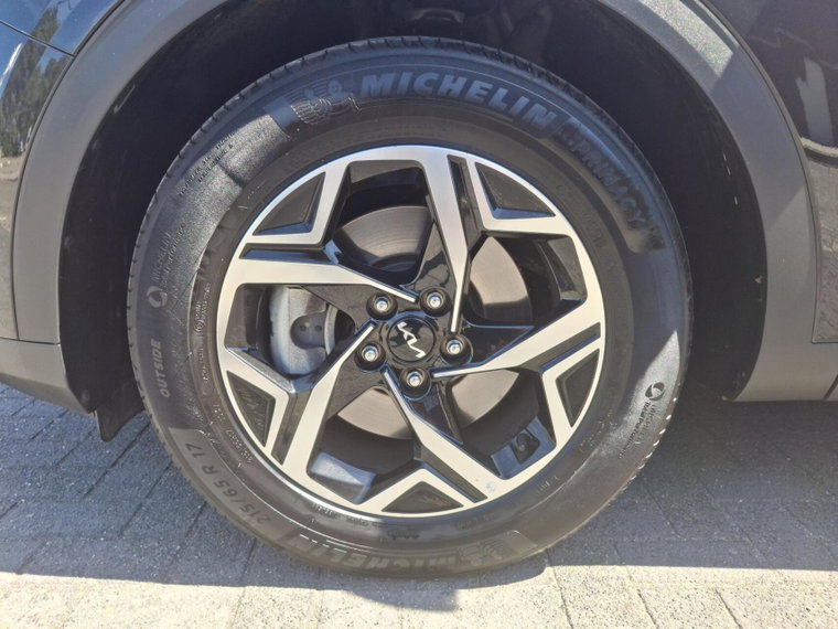 Vehicle Image 25