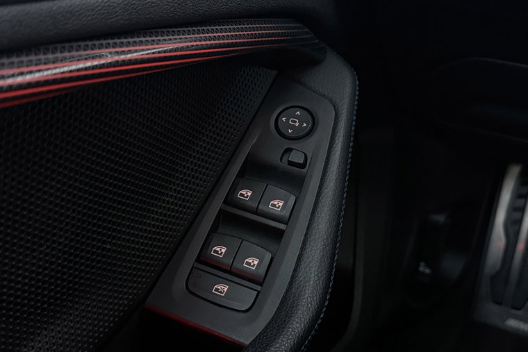 Vehicle Image 32