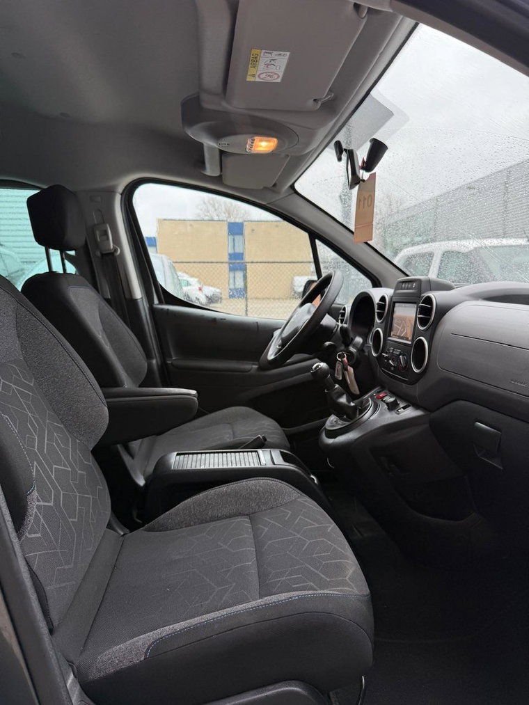 Vehicle Image 21