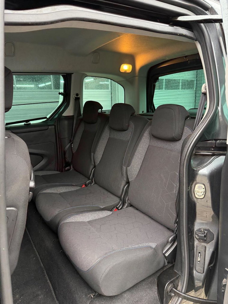 Vehicle Image 30