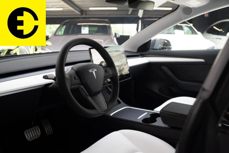 Vehicle Image 21