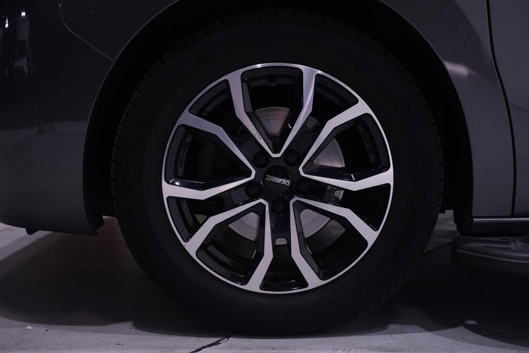 Vehicle Image 16