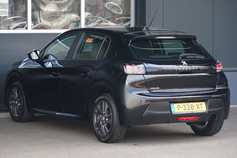 Vehicle Image 25