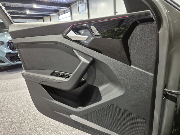 Vehicle Image 30