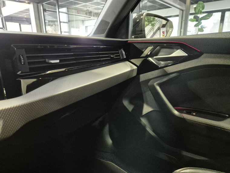 Vehicle Image 32