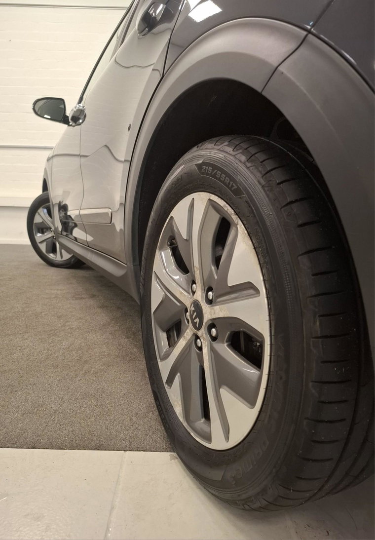 Vehicle Image 25