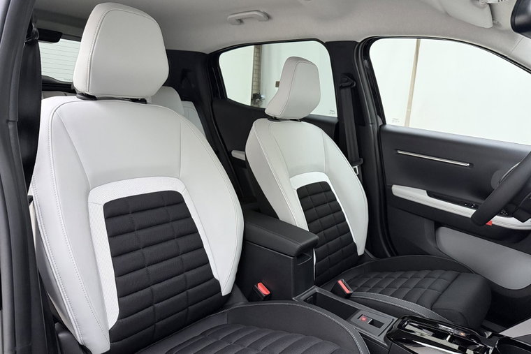 Vehicle Image 16