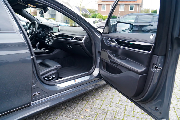 Vehicle Image 32