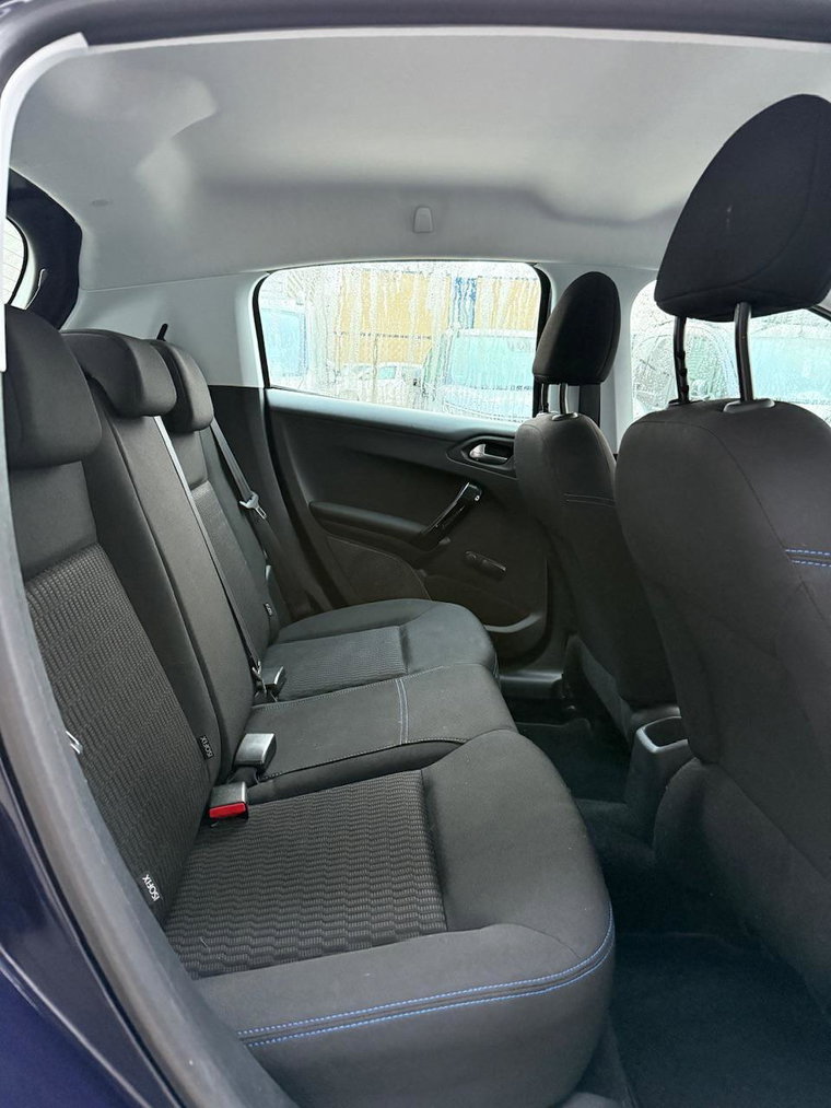 Vehicle Image 25