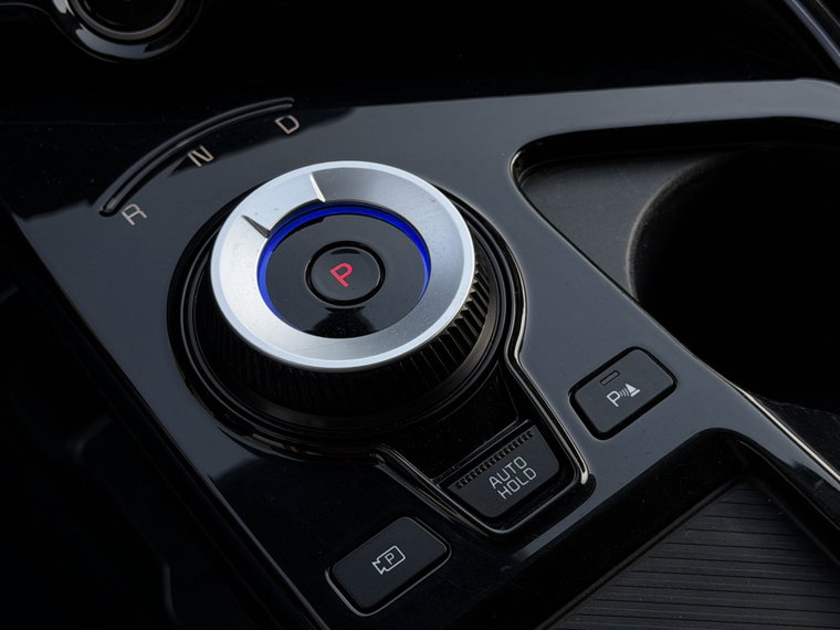 Vehicle Image 25
