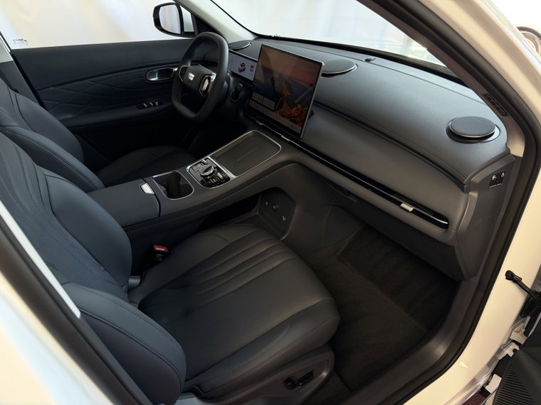 Vehicle Image 25