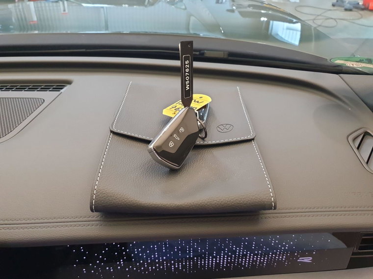 Vehicle Image 32