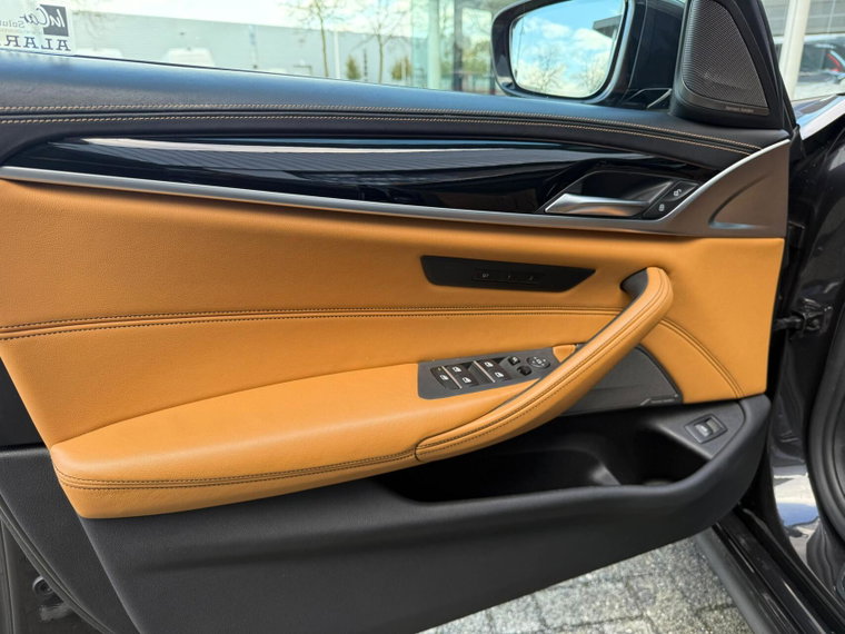Vehicle Image 32