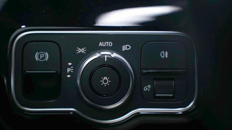 Vehicle Image 25