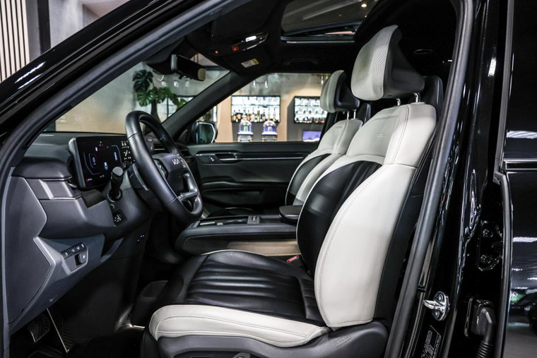 Vehicle Image 10