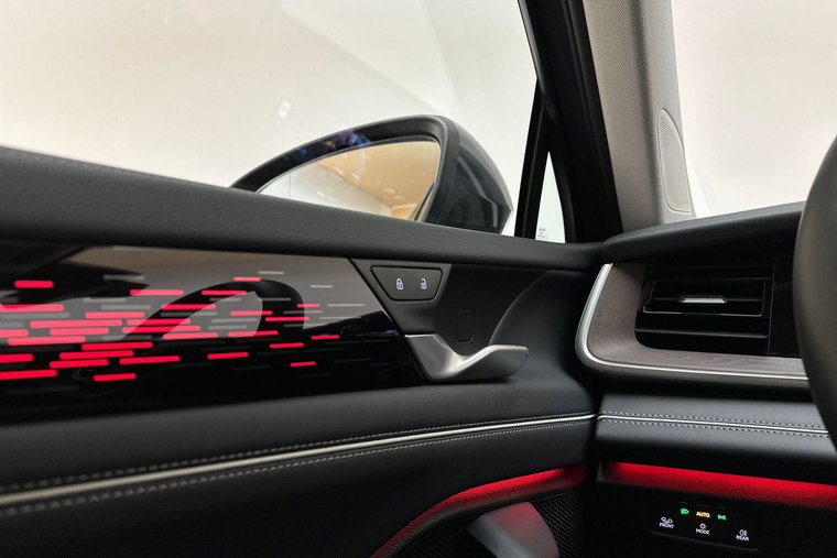 Vehicle Image 16