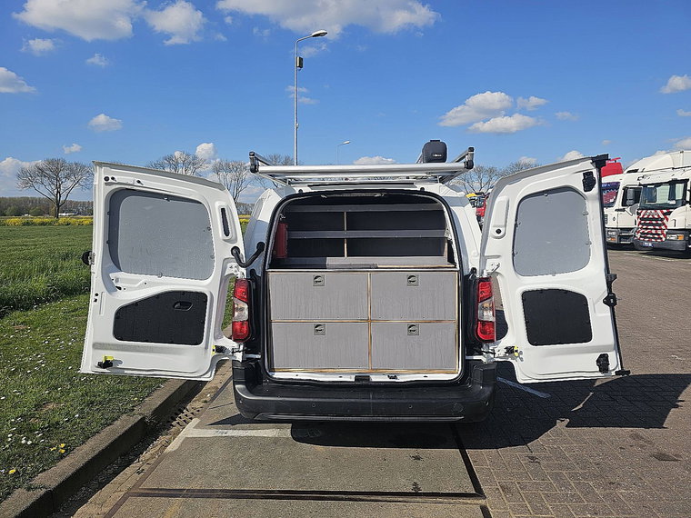 Vehicle Image 12